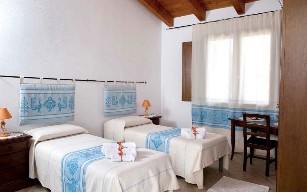 Camera Deluxe Doppia con Letti Singoli — Agriturismo Bonu Suile