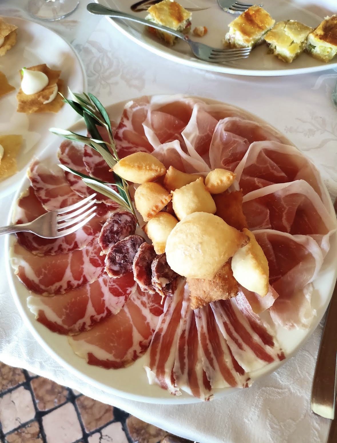 Antipasto sardo di salumi locali con sfoglie fritte e formaggio