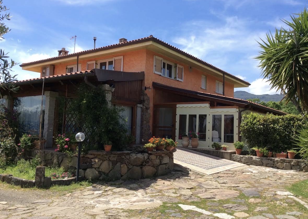 La struttura dell'Agriturismo Bonu Suile con il portico e le piante fiorite
